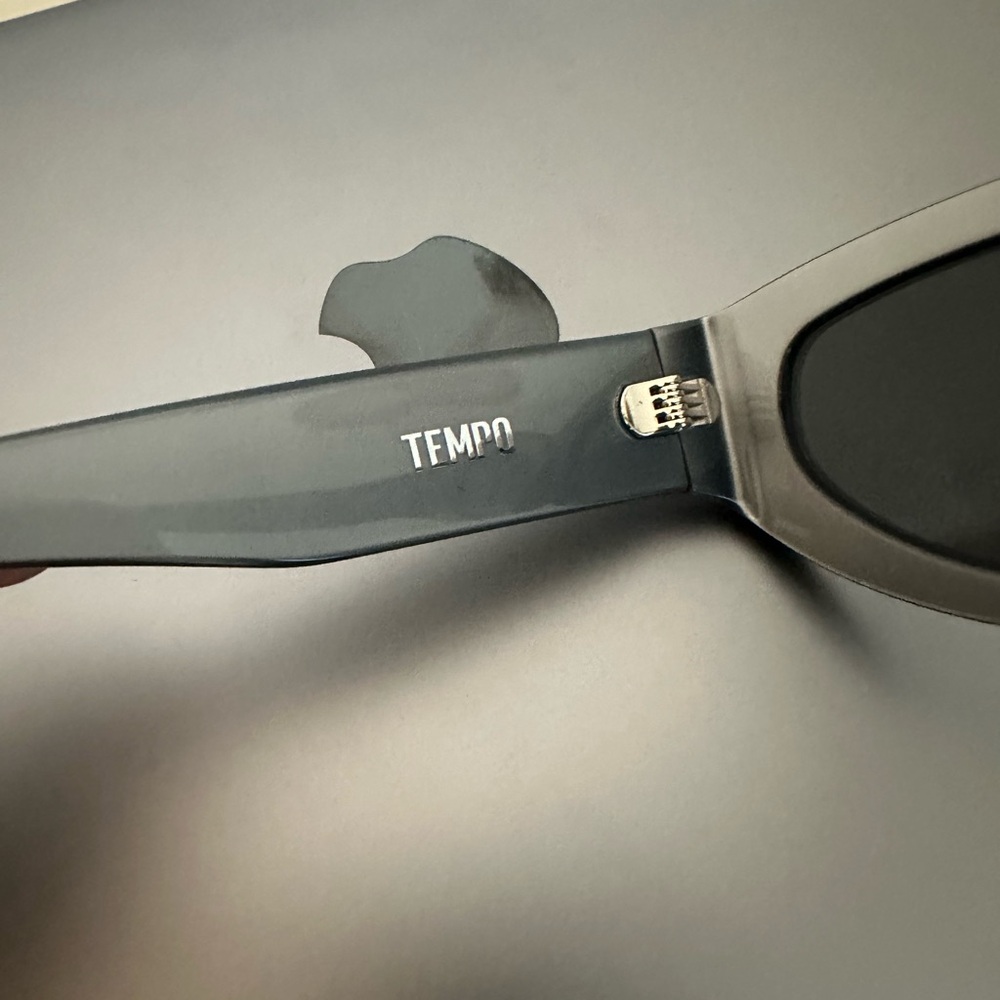 ✨ SOLD ✨ Strata Tempo Silver Sunglasses - Picture 5 of 6